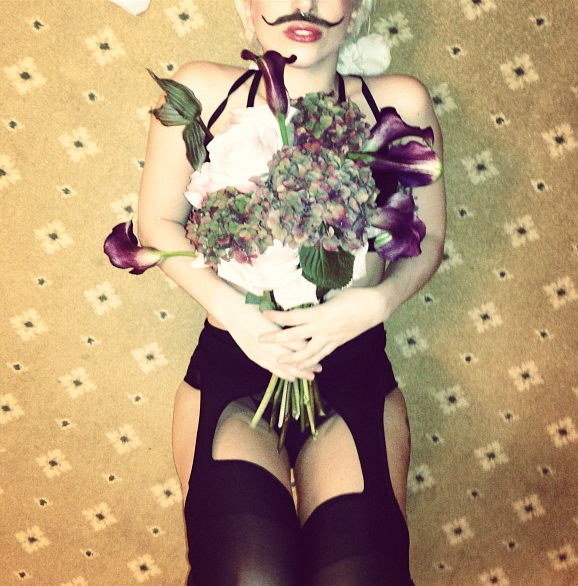 Lady Gaga nosi wąsy (FOTO)