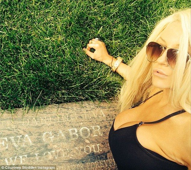 Amerykańska gwiazda strzela sobie focię znad grobu (FOTO)