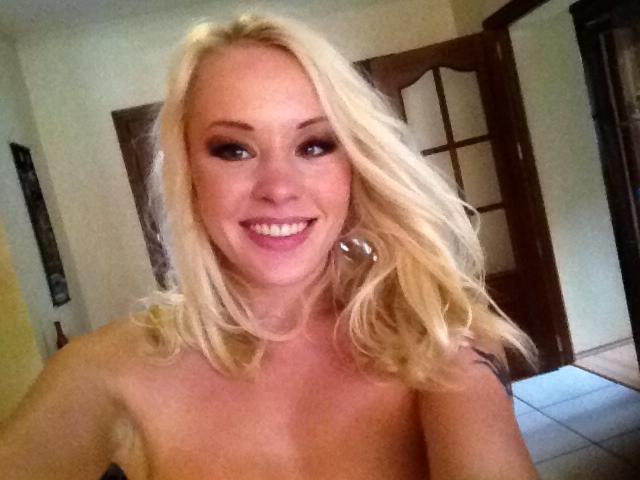 Gwiazda porno złamała obie nogi uciekając przed gwałcicielam Gwiazda porno złamała obie nogi uciekając przed gwałcicielam