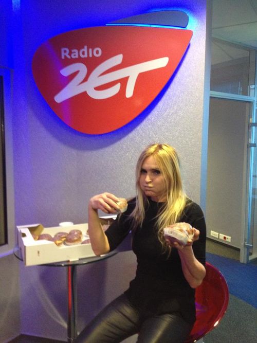 Monika Olejnik zajada się pączkami (FOTO)