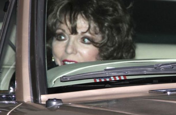 Joan Collins chwali się zgrabnymi nogami w seksownych pończochach