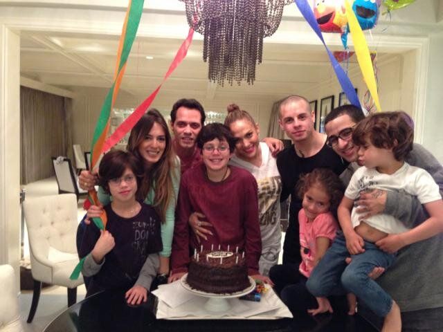 Jennifer Lopez pozuje z chłopakiem i... byłym mężem (FOTO)