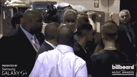 Taylor Swift wystawiła język widząc buziaka Gomez i Biebera 