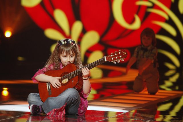 Mali giganci kontra celebryci skaczący z trampoliny 
