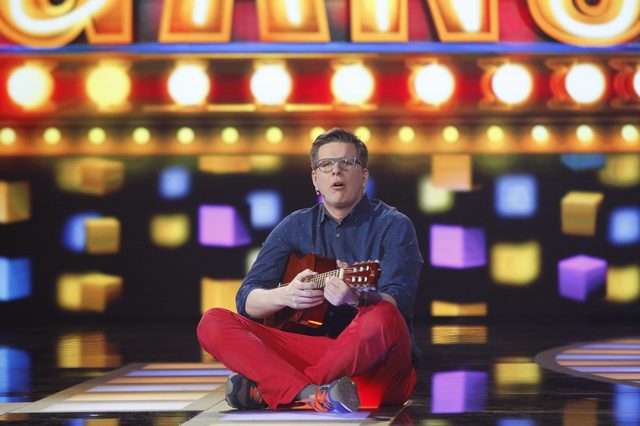 Mali giganci kontra celebryci skaczący z trampoliny 