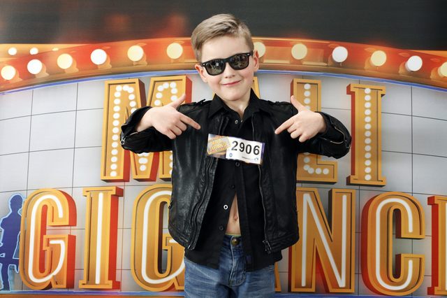 Mali giganci kontra celebryci skaczący z trampoliny 