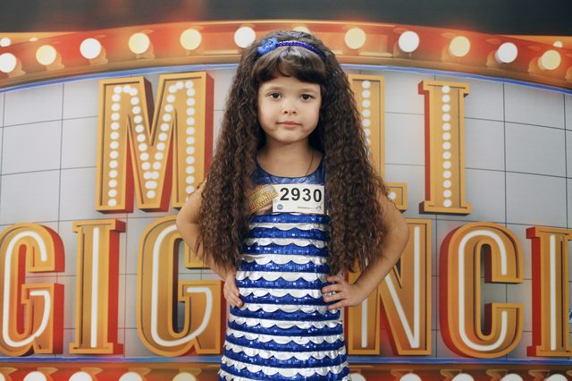 Mali giganci kontra celebryci skaczący z trampoliny 