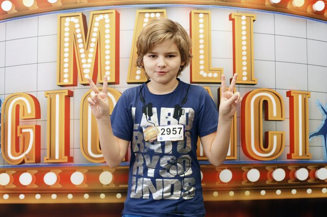 Mali giganci kontra celebryci skaczący z trampoliny 