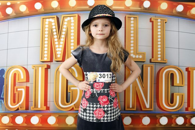 Mali giganci kontra celebryci skaczący z trampoliny 