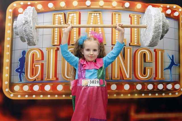 Mali giganci kontra celebryci skaczący z trampoliny 