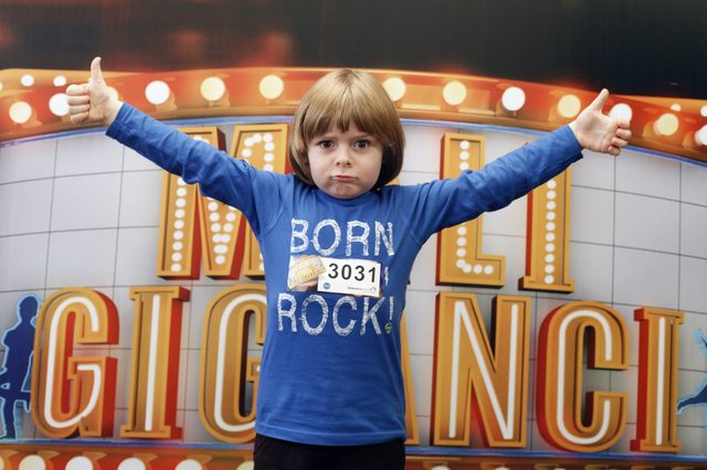 Mali giganci kontra celebryci skaczący z trampoliny 