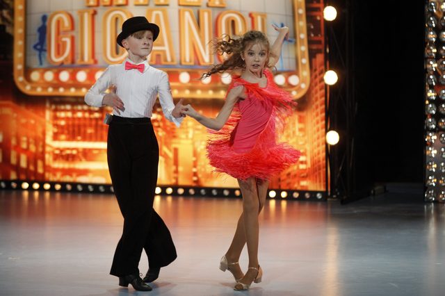 Mali giganci kontra celebryci skaczący z trampoliny 