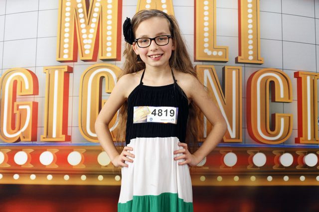 Mali giganci kontra celebryci skaczący z trampoliny 