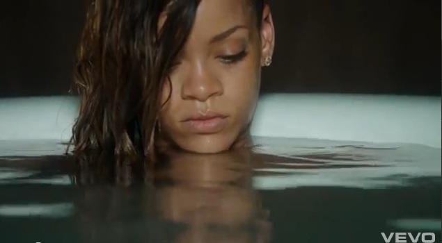 Rihanna nago w wannie w najnowszym klipie Stay (VIDEO) Rihanna nago w wannie w najnowszym klipie Stay (VIDEO)
