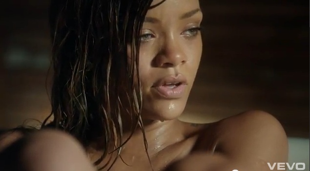 Rihanna nago w wannie w najnowszym klipie Stay (VIDEO)