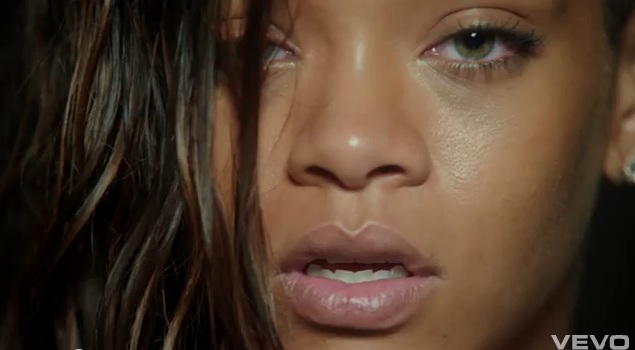 Rihanna nago w wannie w najnowszym klipie Stay (VIDEO)
