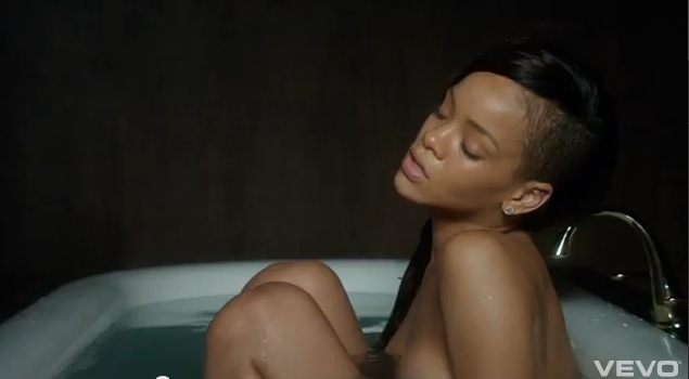 Rihanna nago w wannie w najnowszym klipie Stay (VIDEO)