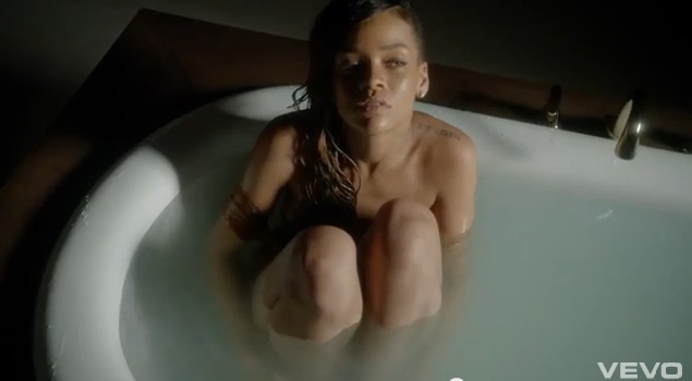 Rihanna nago w wannie w najnowszym klipie Stay (VIDEO)