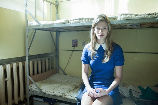 Iwona Guzowska w roli dresiary, katującej współwięźniarkę