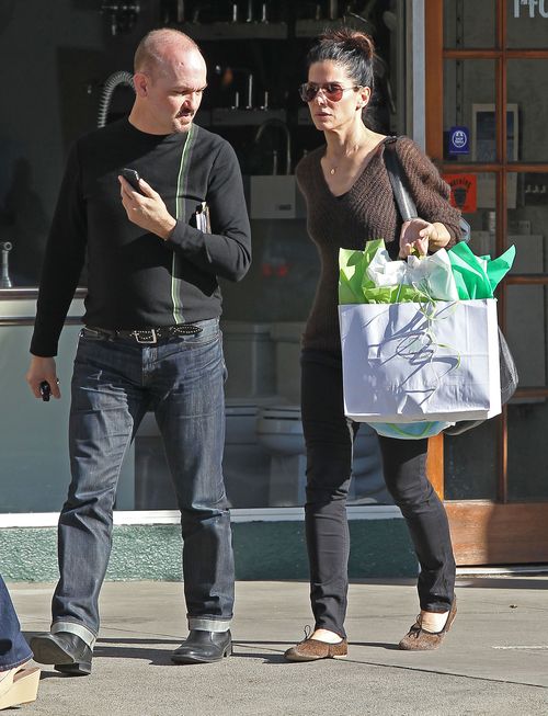 Komu Sandra Bullock kupowała prezent na walentynki? (FOTO)