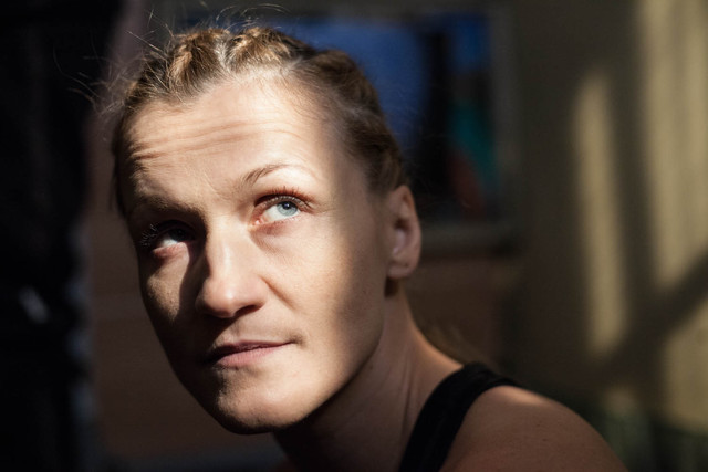 Iwona Guzowska w roli dresiary, katującej współwięźniarkę