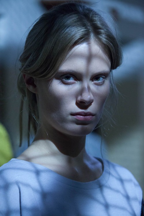 Iwona Guzowska w roli dresiary, katującej współwięźniarkę