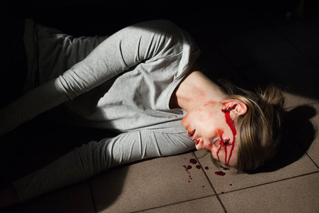 Iwona Guzowska w roli dresiary, katującej współwięźniarkę