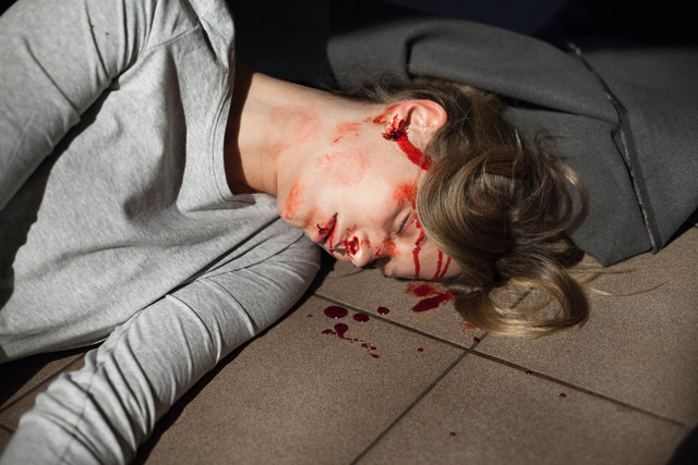 Iwona Guzowska w roli dresiary, katującej współwięźniarkę