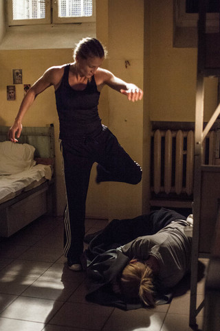 Iwona Guzowska w roli dresiary, katującej współwięźniarkę