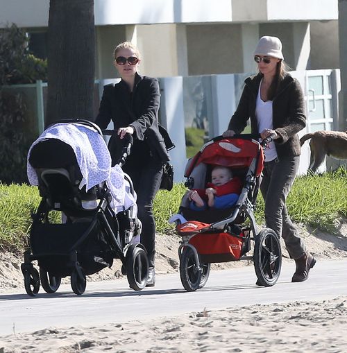 Anna Paquin na spacerze z bliźniakami (FOTO)