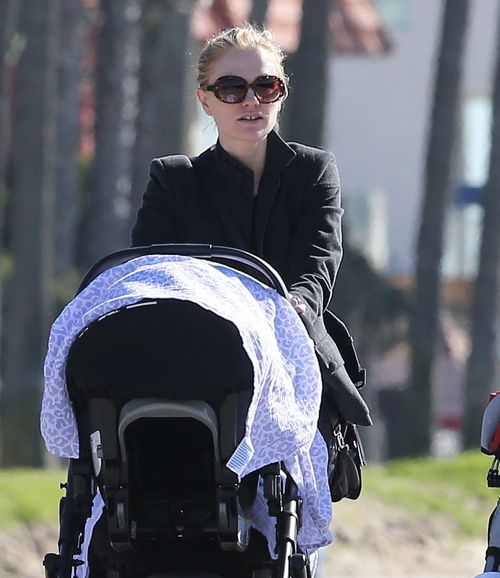Anna Paquin na spacerze z bliźniakami (FOTO)