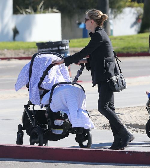 Anna Paquin na spacerze z bliźniakami (FOTO)