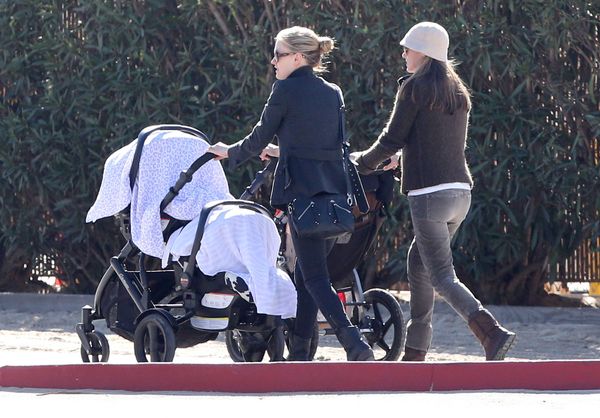 Anna Paquin na spacerze z bliźniakami (FOTO)
