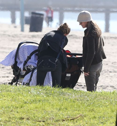 Anna Paquin na spacerze z bliźniakami (FOTO)