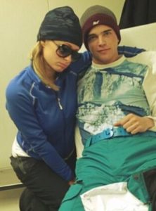 Chłopak Paris Hilton miał wypadek (FOTO)