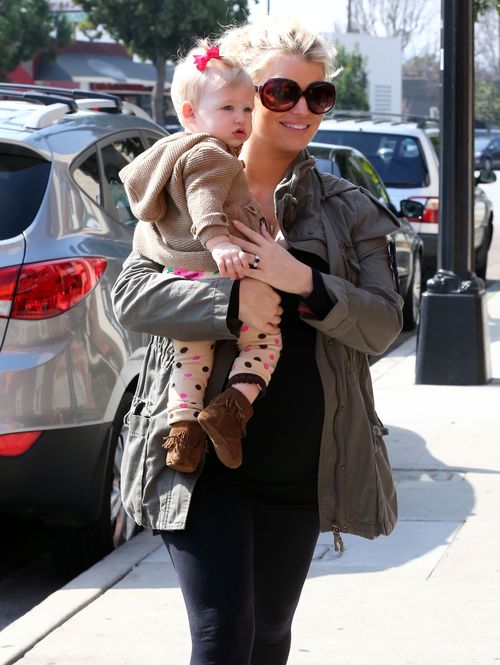 Poznajecie czyją córką jest ta urocza istotka? (FOTO)