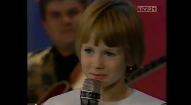 Poznajecie tę uroczą dziewczynkę? (FOTO)