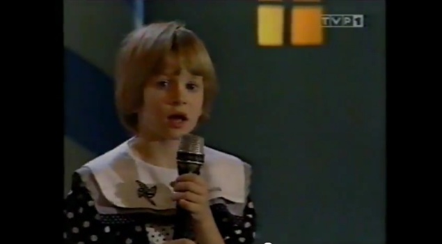 Poznajecie tę uroczą dziewczynkę? (FOTO)