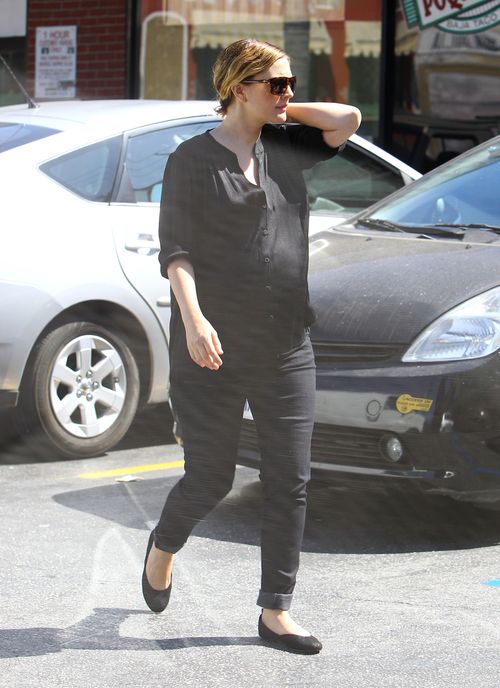 Drew Barrymore coraz trudniej ukryć brzuszek (FOTO)