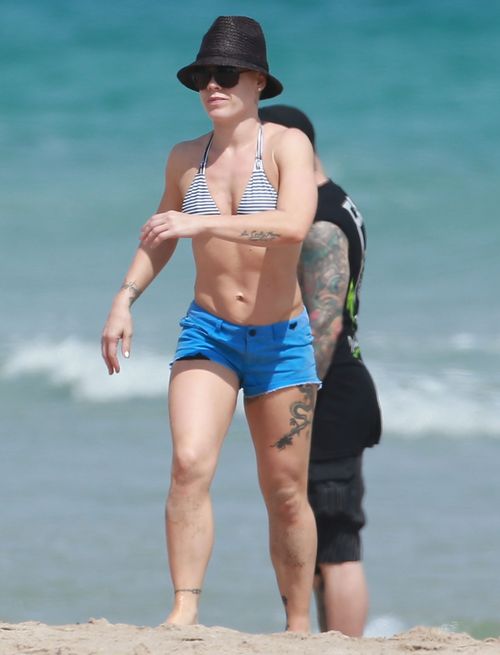 Pink pokazała córeczkę i swój umięśniony brzuch (FOTO)