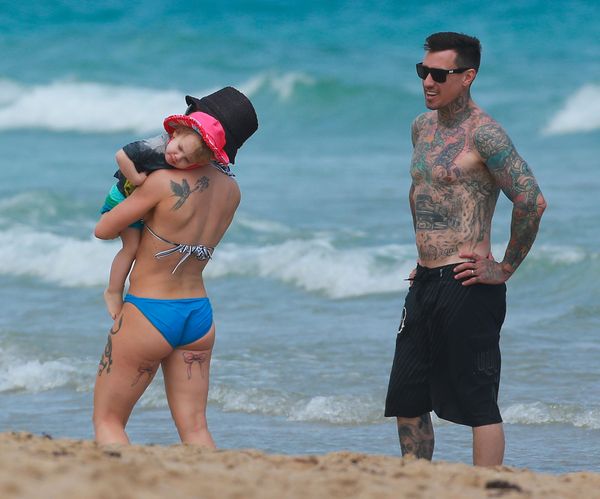 Pink pokazała córeczkę i swój umięśniony brzuch (FOTO)