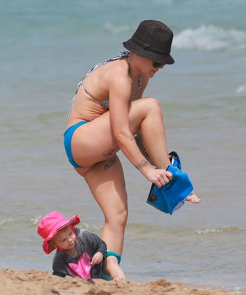 Pink pokazała córeczkę i swój umięśniony brzuch (FOTO)