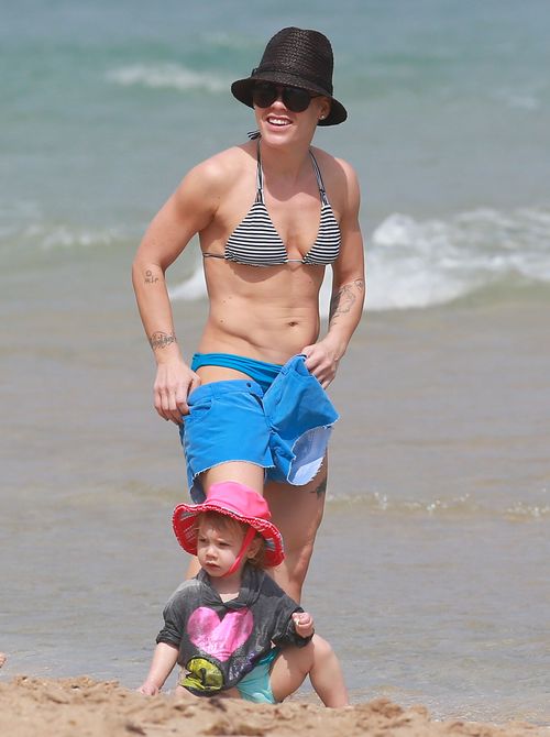 Pink pokazała córeczkę i swój umięśniony brzuch (FOTO)