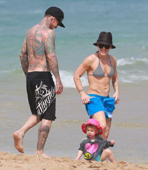 Pink pokazała córeczkę i swój umięśniony brzuch (FOTO)