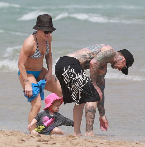 Pink pokazała córeczkę i swój umięśniony brzuch (FOTO)