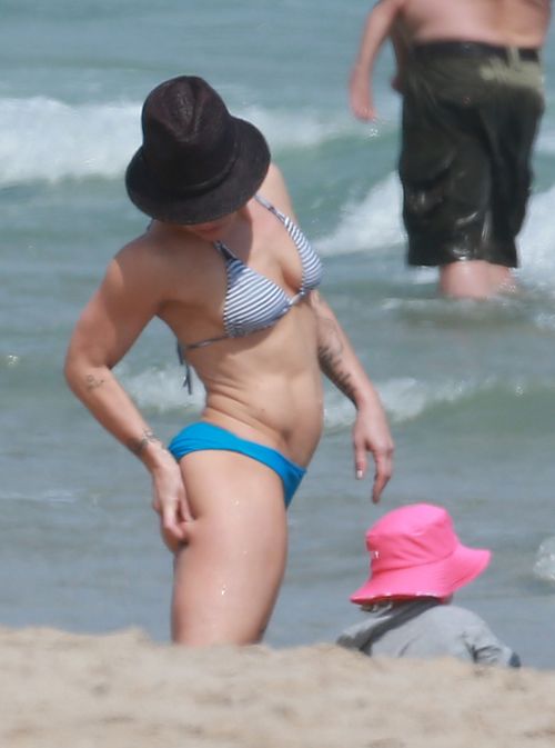 Pink pokazała córeczkę i swój umięśniony brzuch (FOTO)