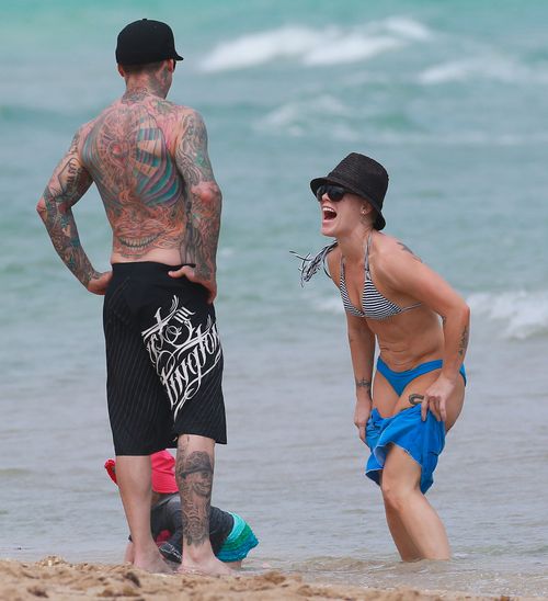 Pink pokazała córeczkę i swój umięśniony brzuch (FOTO)