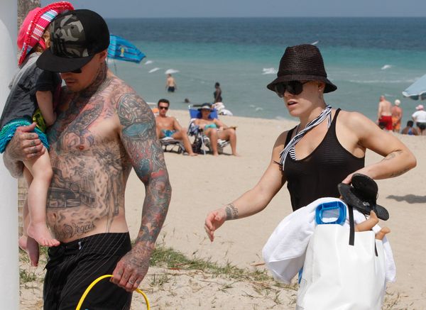 Pink pokazała córeczkę i swój umięśniony brzuch (FOTO)