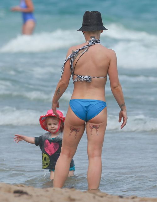 Pink pokazała córeczkę i swój umięśniony brzuch (FOTO)