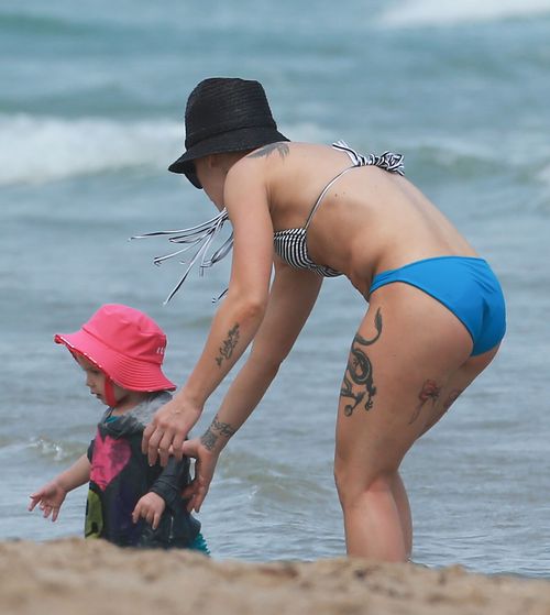 Pink pokazała córeczkę i swój umięśniony brzuch (FOTO)